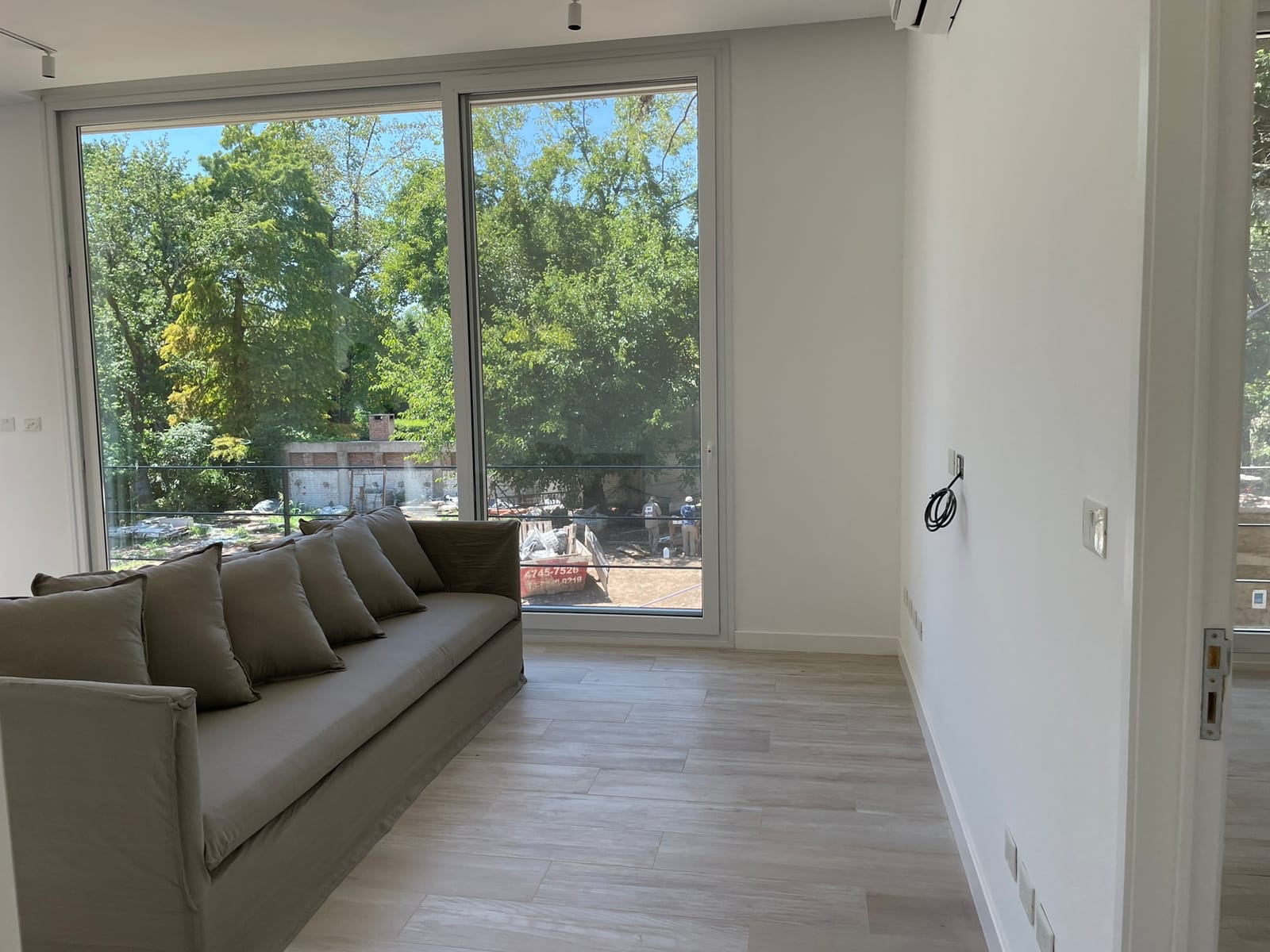 Sillón Ghost Decogri con fundas de tusor desmontables y lavables a medida
