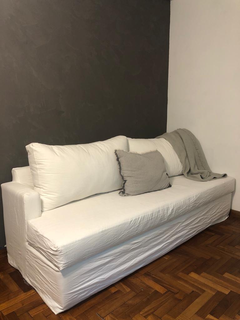Sillón Martillo Decogri con estructura de madera maciza y placa Piero de alta densidad